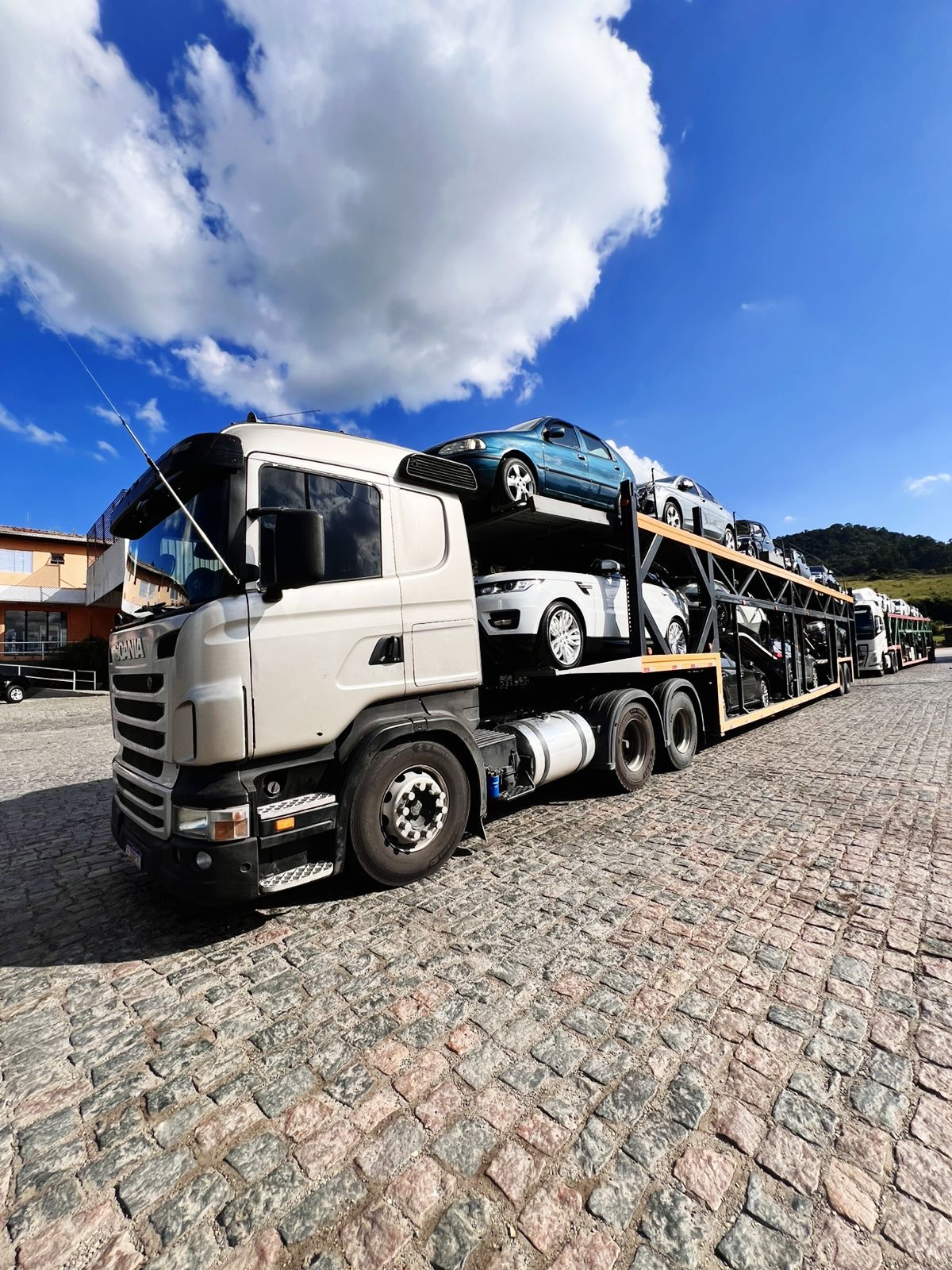 Caminhão-cegonha da APP Transportes em pátio