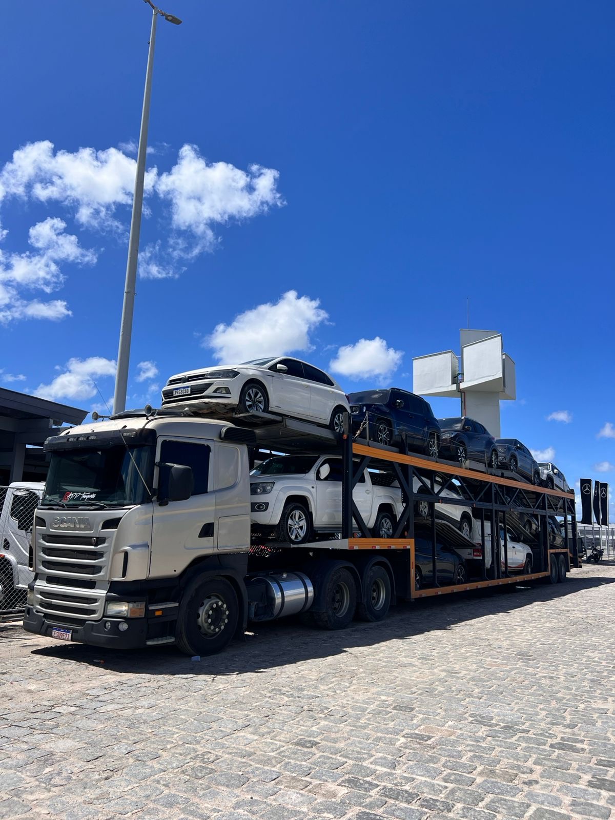 Caminhão carregado para transporte de veículos