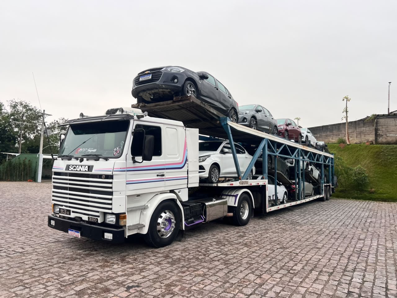Caminhão Scania em operação de transporte